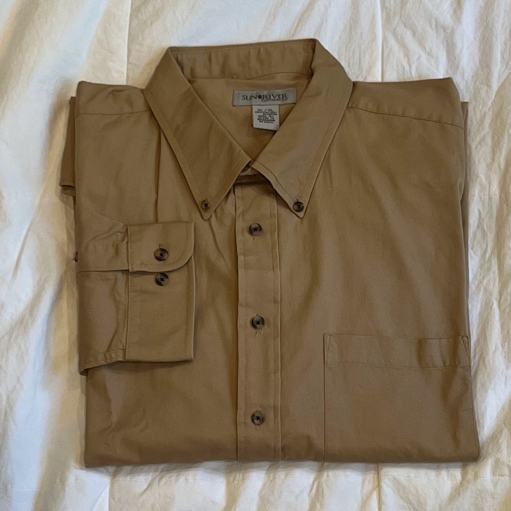 Sun River Men’s tan button down, long sleeve shirt. Size XL